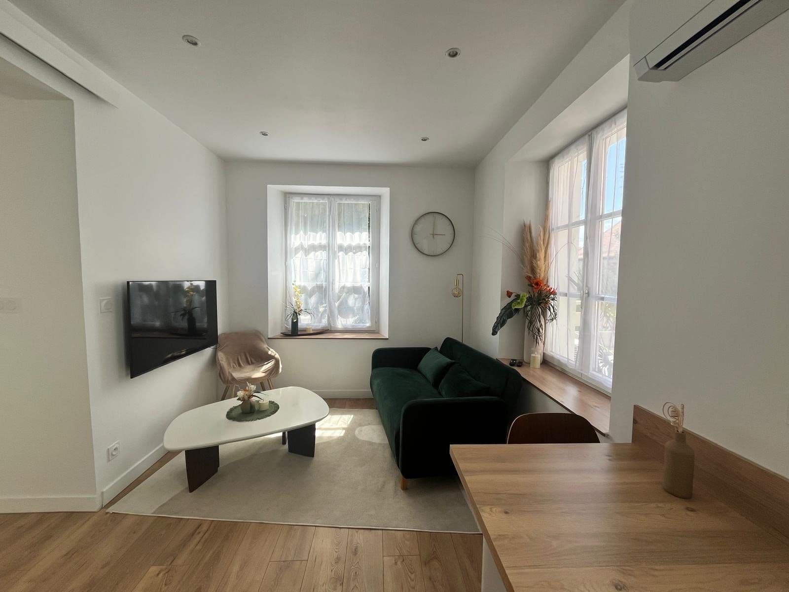 Un appartement climatisé avec terrasse et vue sur la ville, à 400 m du cœur médiéval d'Obernai. Parking privé gratuit, Wi-Fi, et tout le confort pour un séjour en Alsace.
